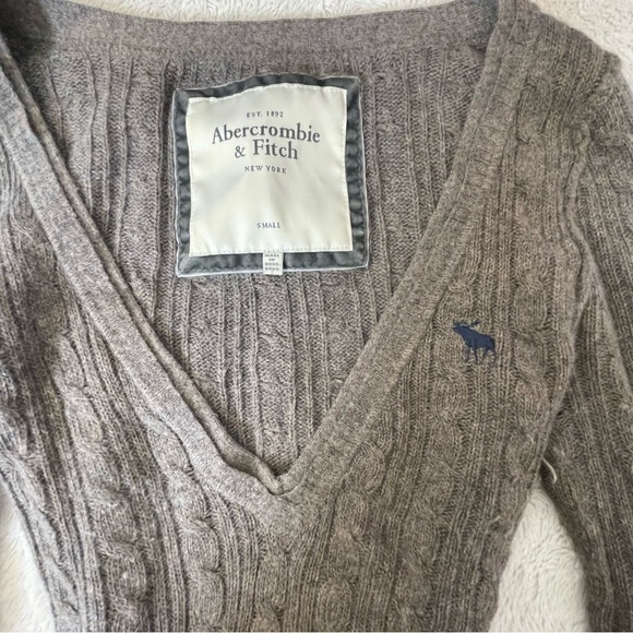 Abercrombie & Fitch Grey Cable Knit V-Neck Sweater - Picture 2 of 2
